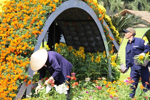 Hối hả cho đêm khai mạc đường hoa Nguyễn Huệ - ảnh 7