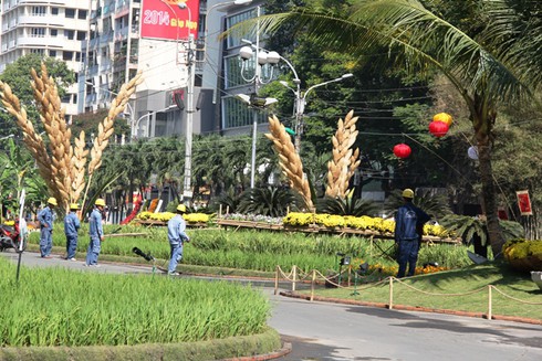 Hối hả cho đêm khai mạc đường hoa Nguyễn Huệ - ảnh 8