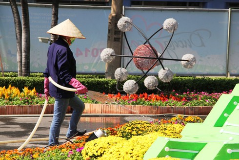 Hối hả cho đêm khai mạc đường hoa Nguyễn Huệ - ảnh 9