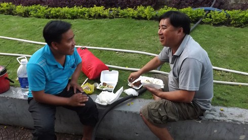 Sài Gòn 28 Tết: Mai chưa nở, đào đã khoe sắc - ảnh 7