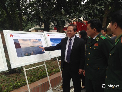 Tặng 180 tư liệu bản đồ về Hoàng Sa, Trường Sa cho Bộ đội Biên phòng - ảnh 2