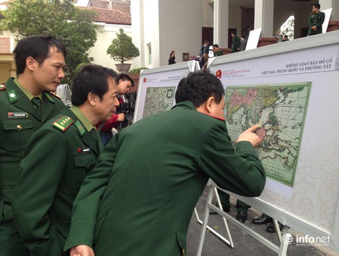 Tặng 180 tư liệu bản đồ về Hoàng Sa, Trường Sa cho Bộ đội Biên phòng - ảnh 3