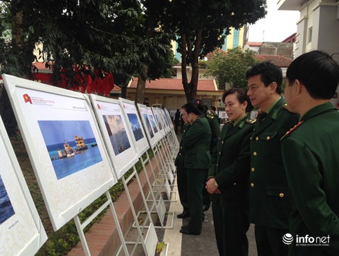 Tặng 180 tư liệu bản đồ về Hoàng Sa, Trường Sa cho Bộ đội Biên phòng - ảnh 4