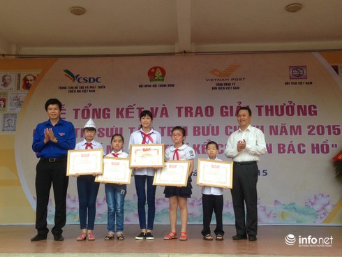 Trao giải cuộc thi “Áng tem thư kể chuyện Bác Hồ” năm 2015 - ảnh 1