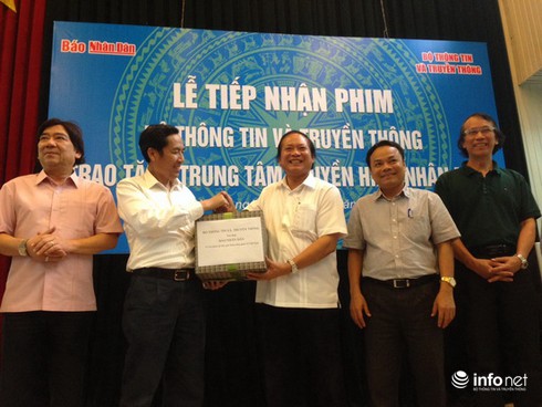 Bộ TT&TT tặng Truyền hình Nhân dân 137 bộ phim phóng sự, tài liệu - ảnh 1