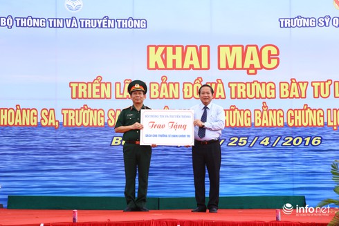 Bộ TT&TT tặng Trường Sỹ quan Chính trị 1.000 đầu sách - ảnh 1