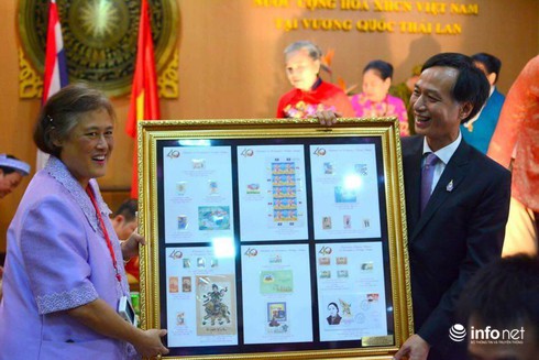 Đại sứ Việt Nam tặng Công chúa Thái Lan khung tranh tem độc đáo - ảnh 2