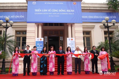 Hà Nội: Khai mạc Triển lãm về Cộng đồng ASEAN - ảnh 2