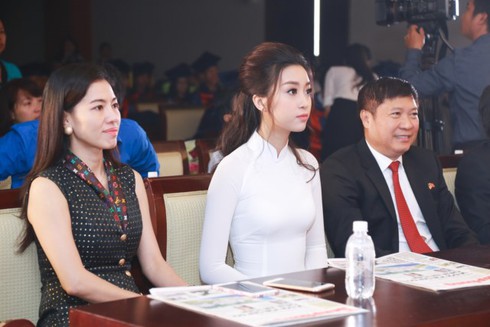 Hoa hậu Mỹ Linh thướt tha với tà áo dài trắng cùng