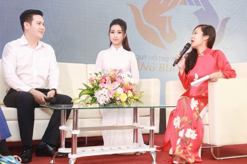 Hoa hậu Mỹ Linh thướt tha với tà áo dài trắng cùng