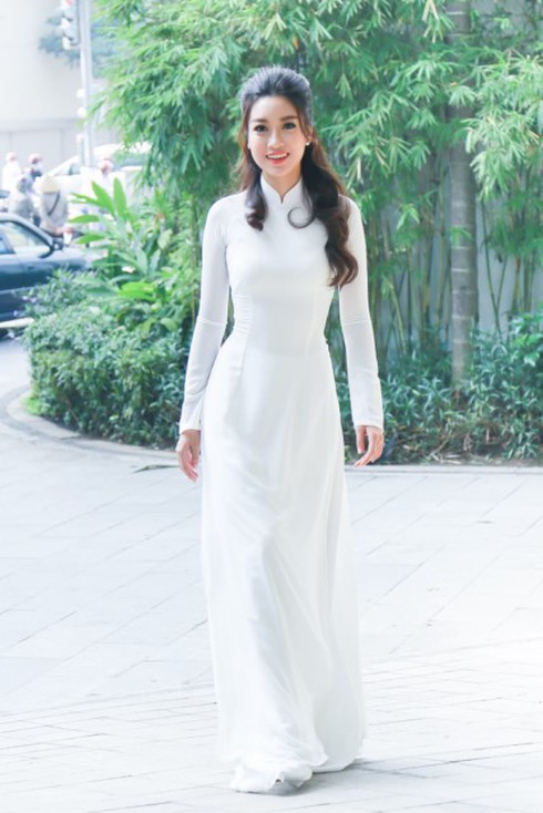 Hoa hậu Mỹ Linh thướt tha với tà áo dài trắng cùng