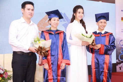 Hoa hậu Mỹ Linh thướt tha với tà áo dài trắng cùng