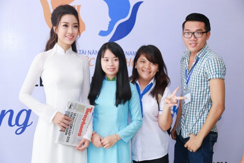 Hoa hậu Mỹ Linh thướt tha với tà áo dài trắng cùng