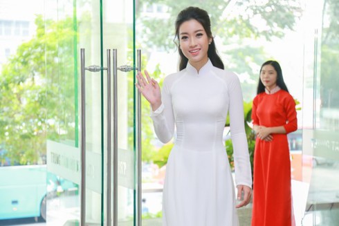Hoa hậu Mỹ Linh thướt tha với tà áo dài trắng cùng