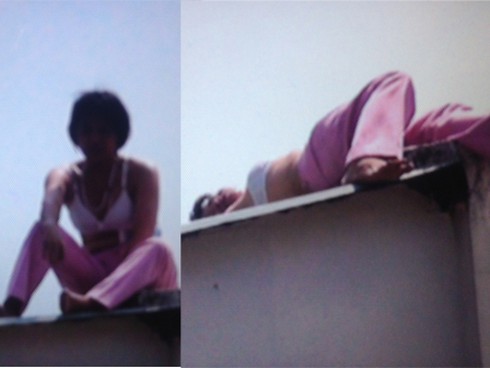 Một phụ nữ cởi áo, nằm trên nóc trụ sở công an để… ăn vạ - ảnh 1