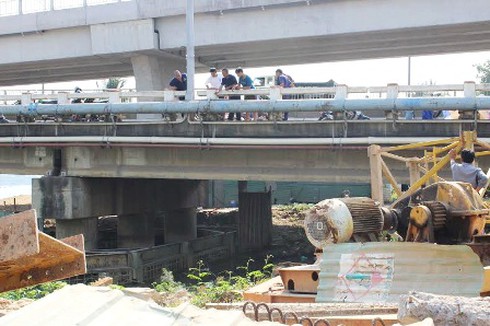 Phát hiện người đàn ông treo cổ dưới thành cầu - ảnh 1