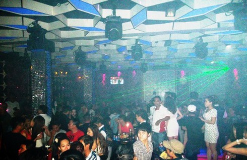 4 giờ sáng hàng loạt nam nữ vẫn nhảy nhót trong quán bar - ảnh 1