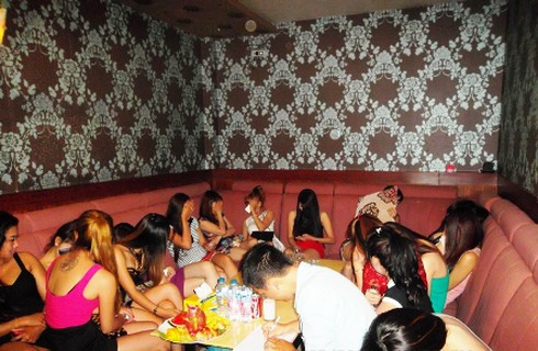 4 giờ sáng hàng loạt nam nữ vẫn nhảy nhót trong quán bar - ảnh 2