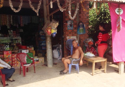 Nhà trưởng công an xã bị ném “bom xăng”, hai mẹ con bỏng nặng - ảnh 1