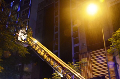 TP.HCM: Nhà 4 tầng giữa trung tâm cháy, khu dân cư hú vía - ảnh 2