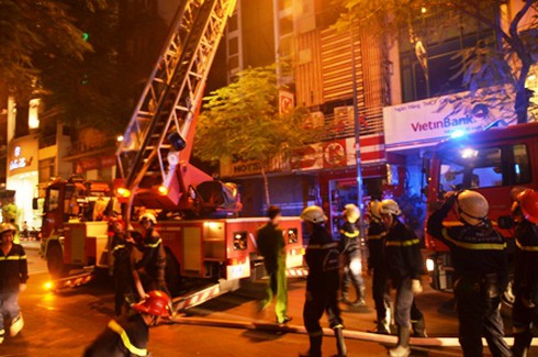 TP.HCM: Nhà 4 tầng giữa trung tâm cháy, khu dân cư hú vía - ảnh 1