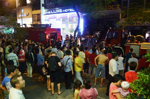 TP.HCM: Nhà 4 tầng giữa trung tâm cháy, khu dân cư hú vía - ảnh 3