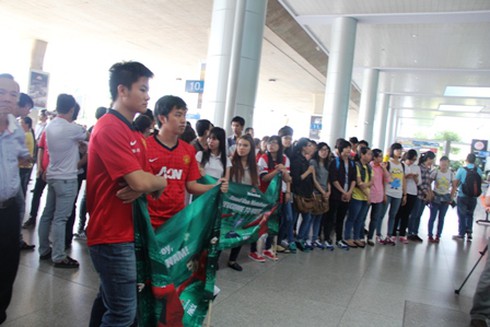 Fan cuồng bóng đá lần đầu đón cúp UEFA Champions League - ảnh 1