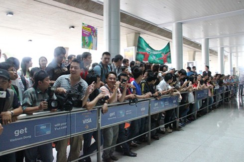 Fan cuồng bóng đá lần đầu đón cúp UEFA Champions League - ảnh 3