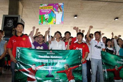 Fan cuồng bóng đá lần đầu đón cúp UEFA Champions League - ảnh 2