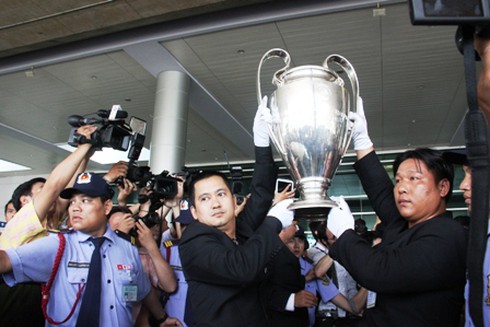 Fan cuồng bóng đá lần đầu đón cúp UEFA Champions League - ảnh 7