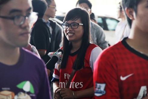 Fan cuồng bóng đá lần đầu đón cúp UEFA Champions League - ảnh 4