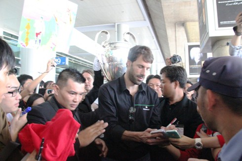 Fan cuồng bóng đá lần đầu đón cúp UEFA Champions League - ảnh 8