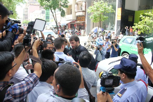 Fan cuồng bóng đá lần đầu đón cúp UEFA Champions League - ảnh 10