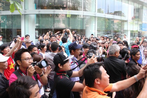 Fan cuồng bóng đá lần đầu đón cúp UEFA Champions League - ảnh 9