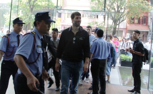 Fan cuồng bóng đá lần đầu đón cúp UEFA Champions League - ảnh 11