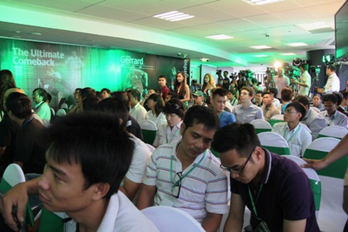 Fan cuồng bóng đá lần đầu đón cúp UEFA Champions League - ảnh 13