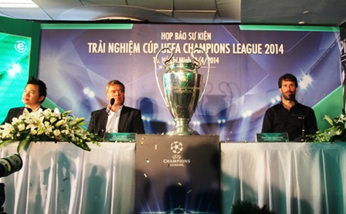 Fan cuồng bóng đá lần đầu đón cúp UEFA Champions League - ảnh 12