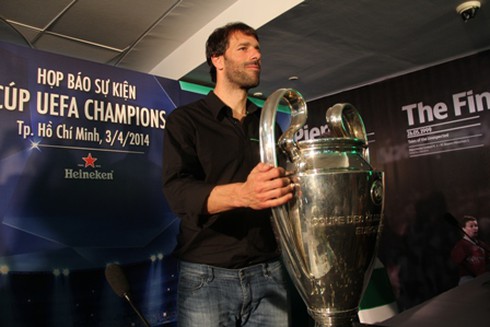 Fan cuồng bóng đá lần đầu đón cúp UEFA Champions League - ảnh 14