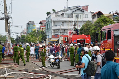 Cháy bãi gửi xe, hàng trăm xe máy, ô tô biến thành tro - ảnh 2