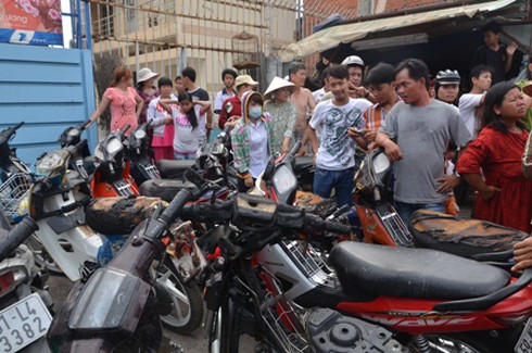 Cháy bãi gửi xe, hàng trăm xe máy, ô tô biến thành tro - ảnh 3