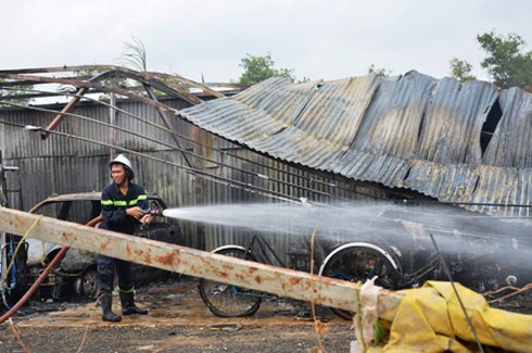 Cháy bãi gửi xe, hàng trăm xe máy, ô tô biến thành tro - ảnh 6