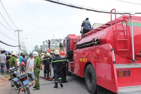Cháy bãi gửi xe, hàng trăm xe máy, ô tô biến thành tro - ảnh 1