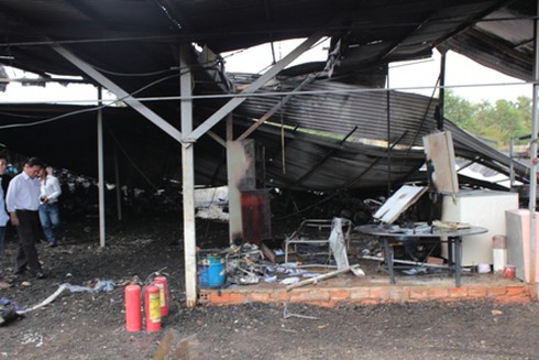 Cháy bãi gửi xe, hàng trăm xe máy, ô tô biến thành tro - ảnh 4