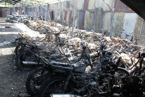 Cháy bãi giữ xe: Hình ảnh khám nghiệm hiện trường - ảnh 1