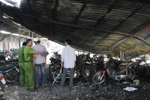 TP.HCM: Camera ghi lại người tình nghi gây ra vụ cháy bãi xe - ảnh 2