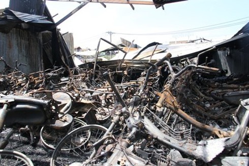 TP.HCM: Camera ghi lại người tình nghi gây ra vụ cháy bãi xe - ảnh 4