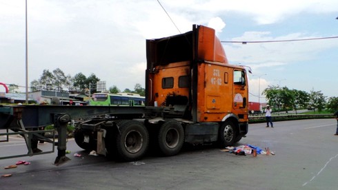 Con văng khỏi tay mẹ, tử vong dưới bánh xe container - ảnh 2