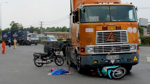 Con văng khỏi tay mẹ, tử vong dưới bánh xe container - ảnh 1