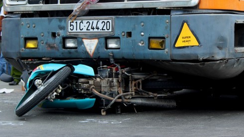 Con văng khỏi tay mẹ, tử vong dưới bánh xe container - ảnh 3