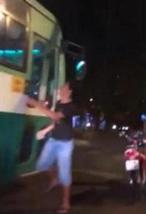 Hung hăng đập vỡ kính xe buýt, nam thanh niên bị truy sát giữa phố - ảnh 1